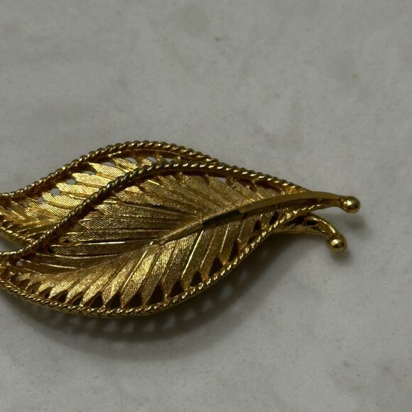 Vintage BSK Brooch Signed Gold Tone Double Leaf Mid Century Modern - Picture 2 of 6